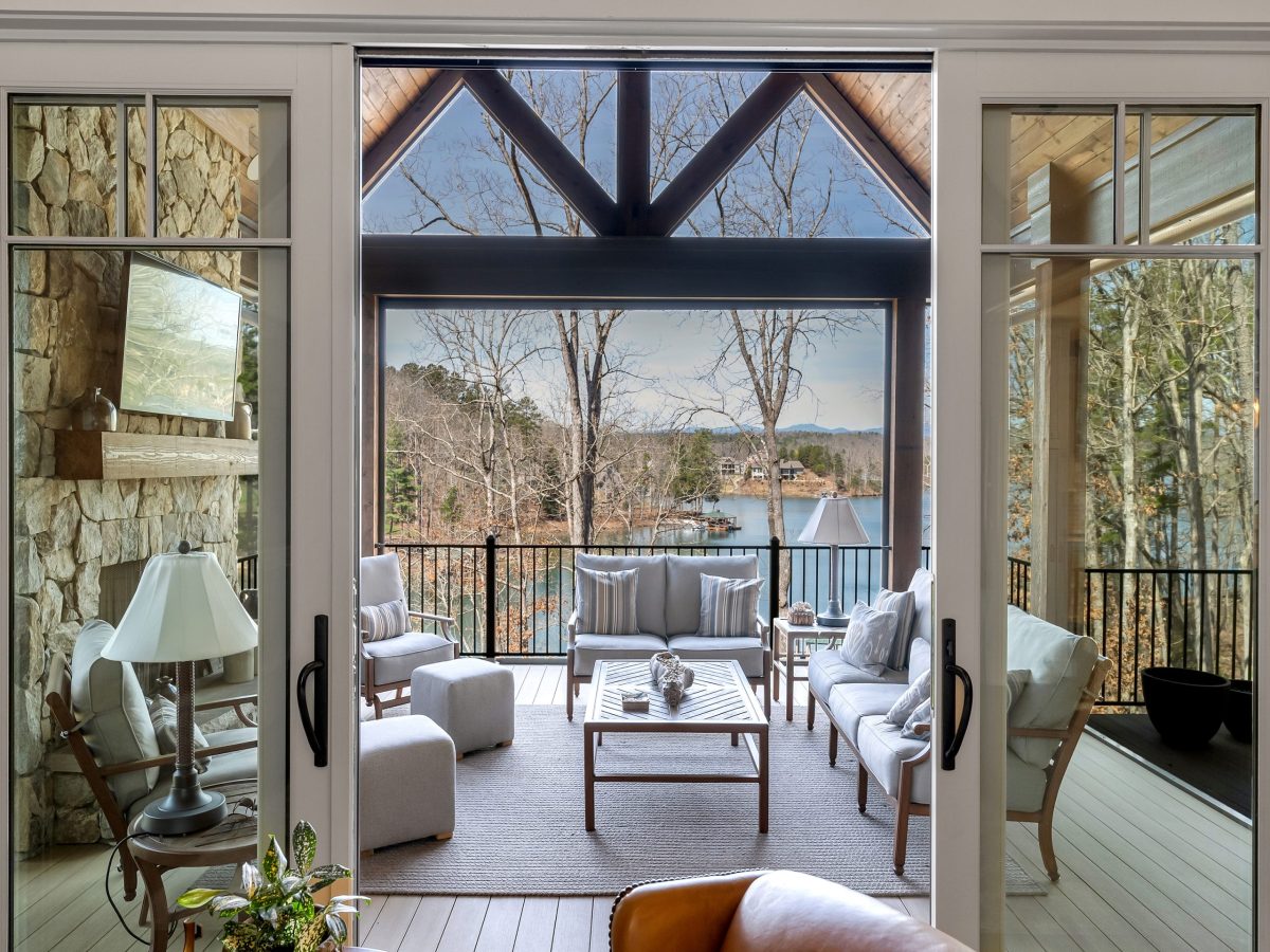 homes for sale on lake keowee