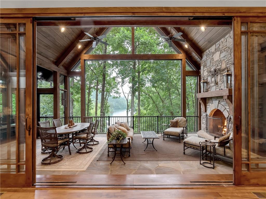 homes for sale on lake keowee